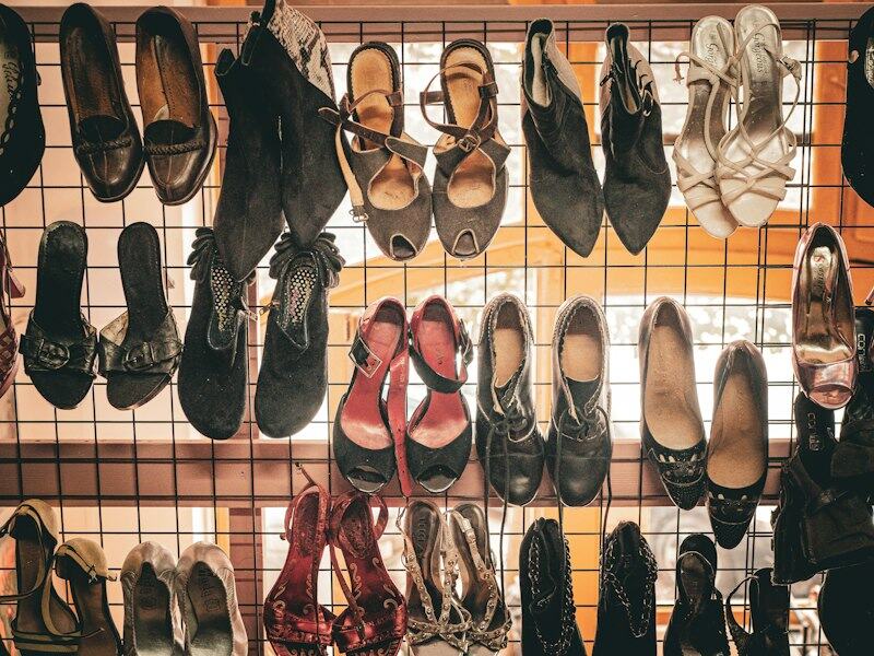 Sapatos vintage numa prateleira