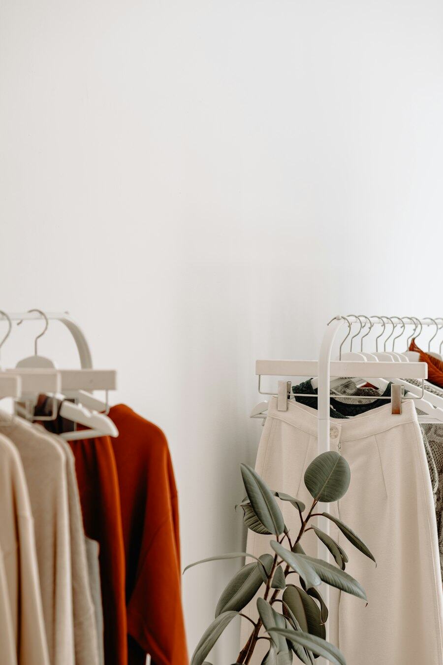 Cabides com roupa em tons neutros