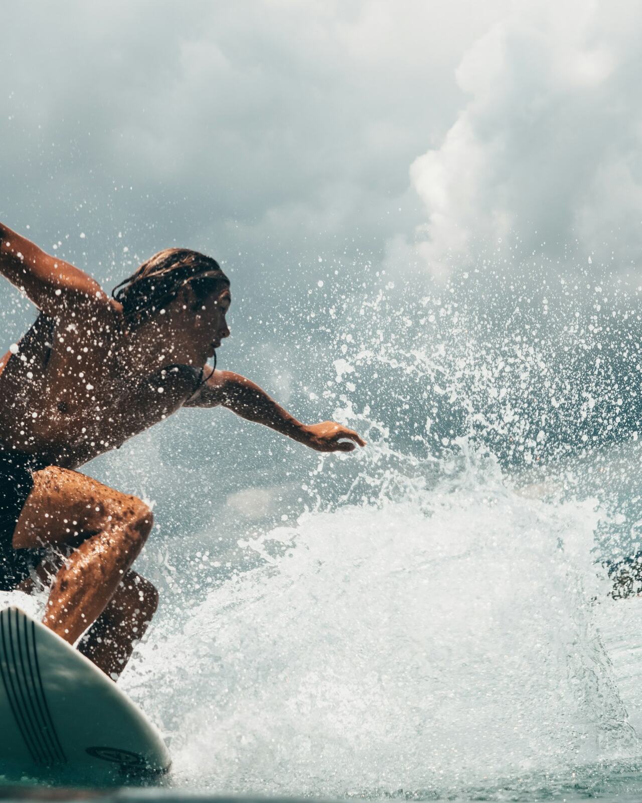 Surfista numa onda na Ericeira